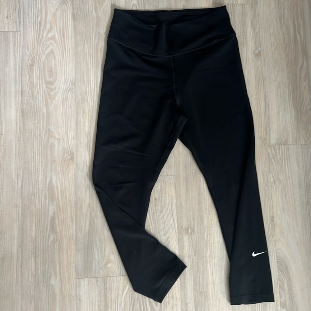Nike women’s crop length black leggings
size medium
high waisted